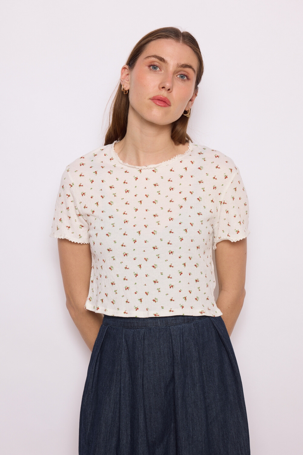 Grossiste JCL Paris - T-shirt court blanc à motif fleurie à manches courtes