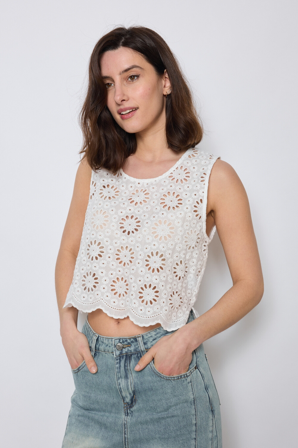 Grossiste JCL Paris - Top sans manches en broderie anglaise