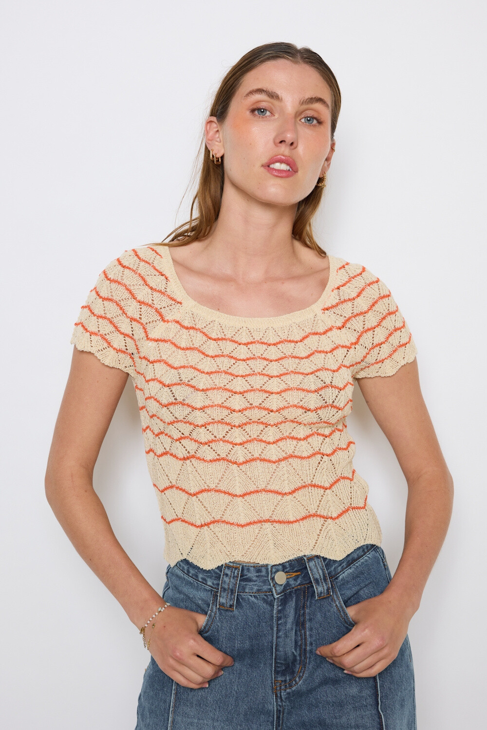 Grossiste JCL Paris - Top en tricot blanc cassé avec des détails ondulés oranges