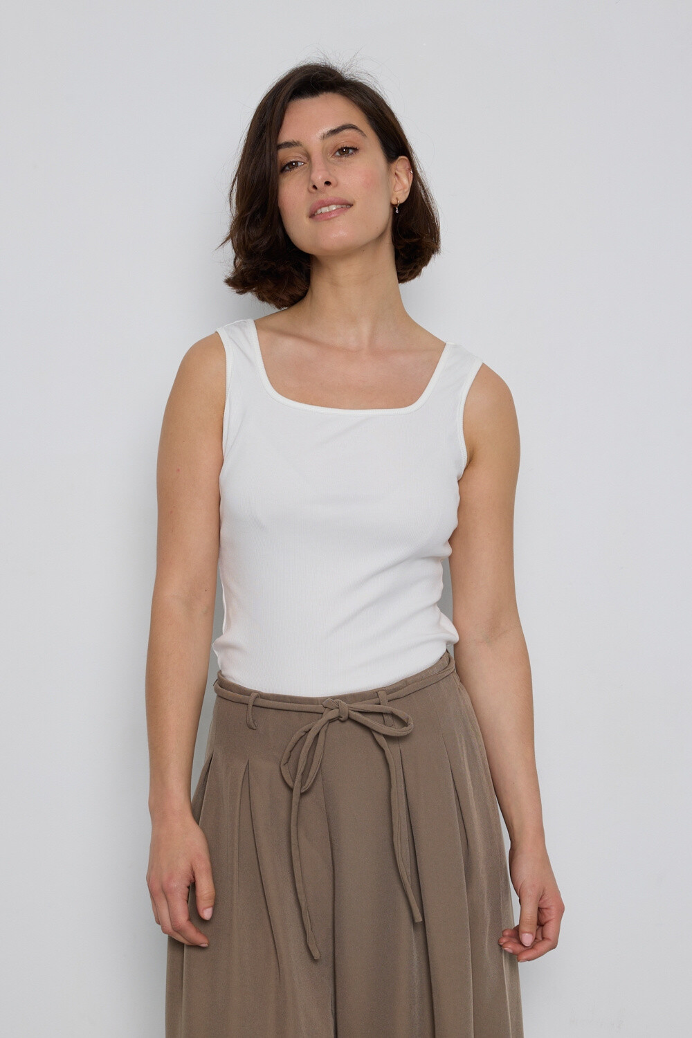 Grossista JCL Paris - Canotta basic bianca con scollo quadrato