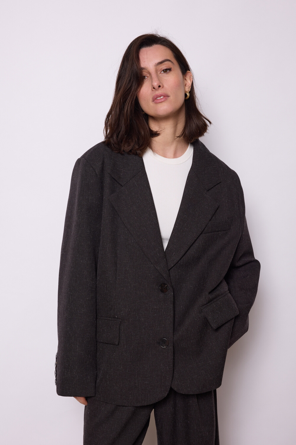 Grossista JCL Paris - Un blazer oversize in beige chiaro per un look elegante