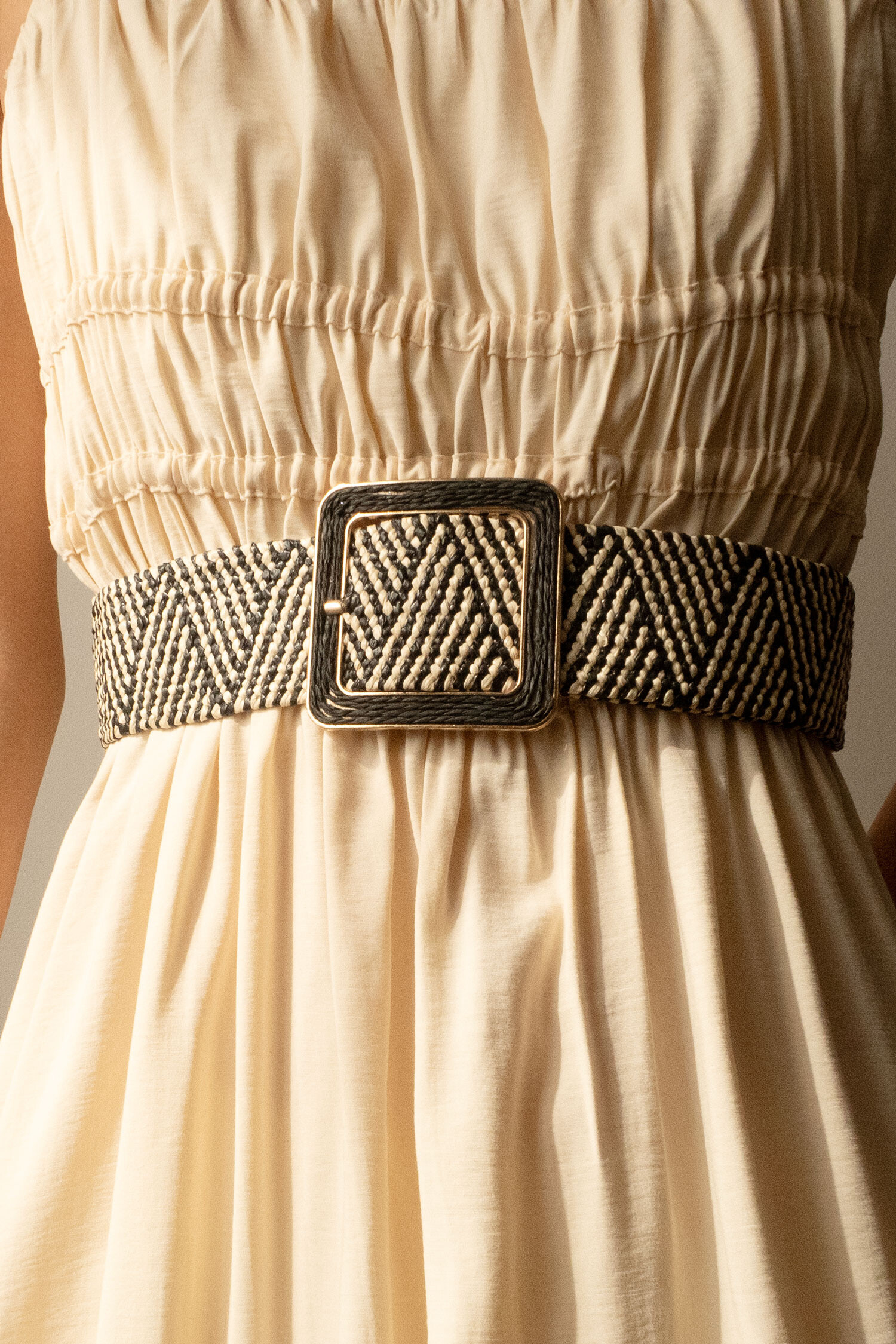 Wholesaler JCL - Raffia straw elastic women belt with metal buckle.