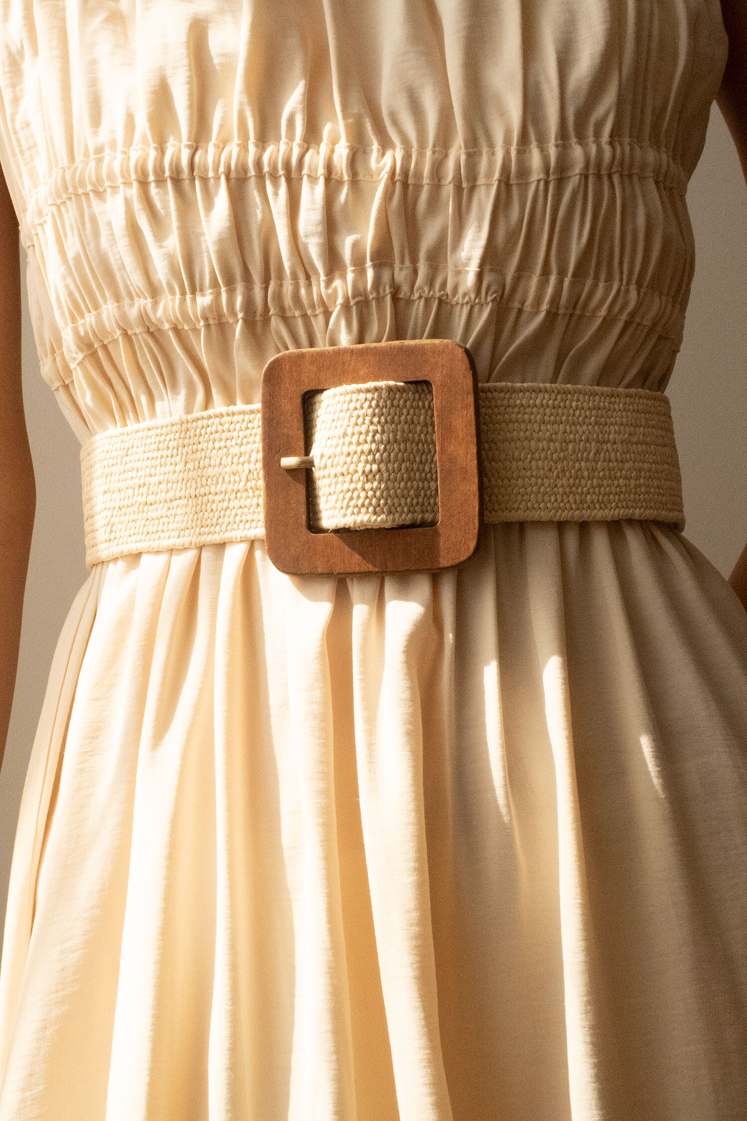 Wholesaler JCL - Raffia straw elastic women belt with wooden buckle.