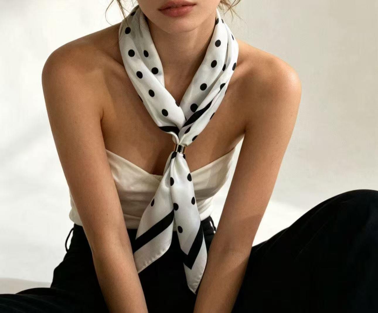 Wholesaler JERRY.AMY - Women's square scarf with buckle Size 65*65