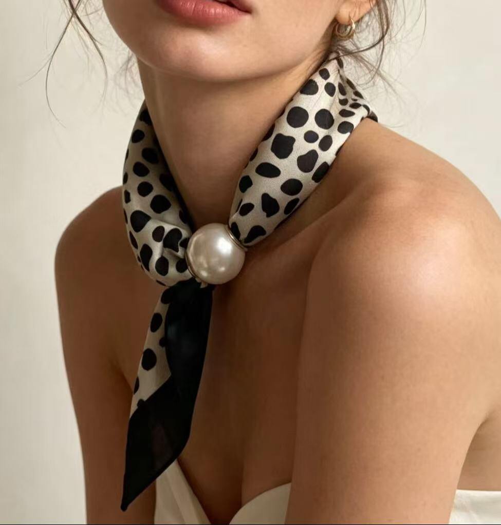 Wholesaler JERRY.AMY - Women's scarf with pearls and magnetic closure