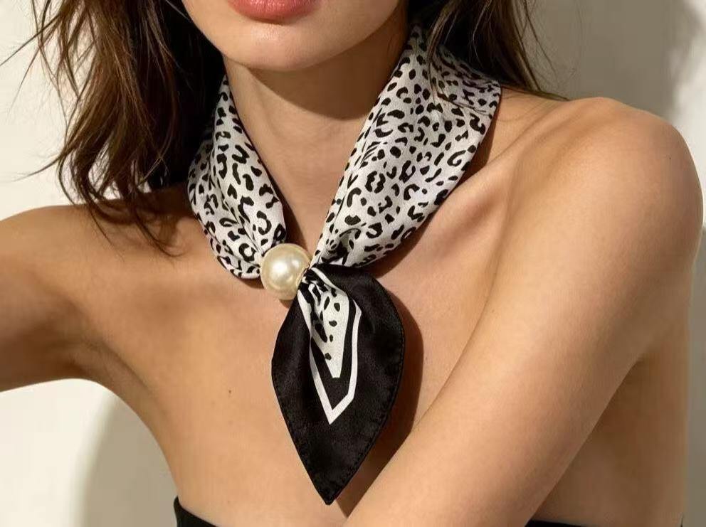 Wholesaler JERRY.AMY - Women's scarf with magnetic closure and pearls, length 50CM width 12CM
