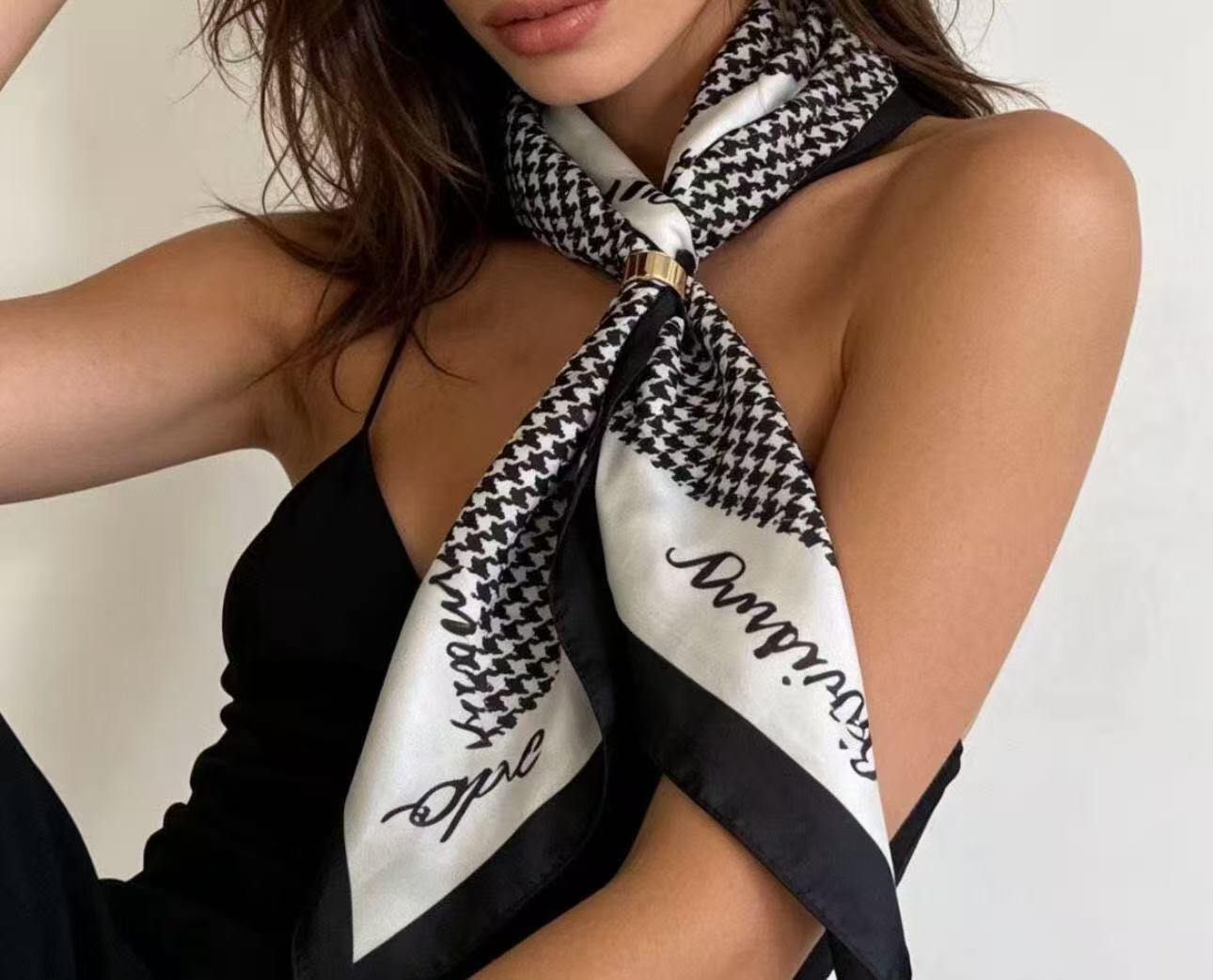 Wholesaler JERRY.AMY - Women's square scarf with buckle Size 65*65