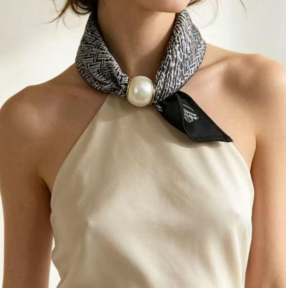 Wholesaler JERRY.AMY - Women's scarf with magnetic closure and pearls