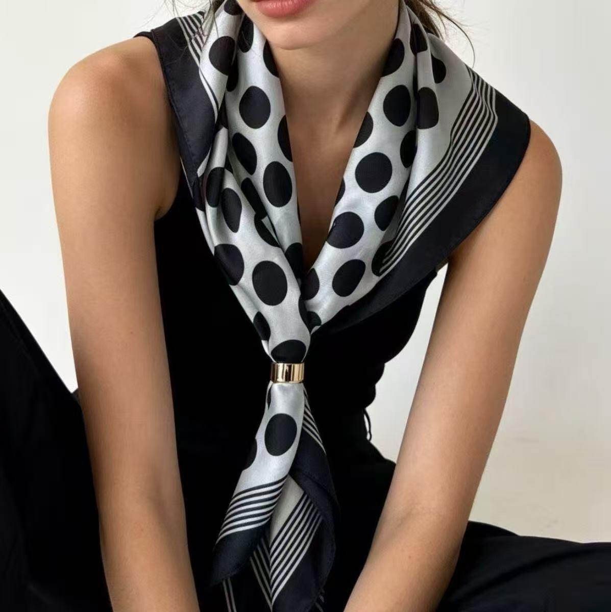 Wholesaler JERRY.AMY - Women's square scarf with buckle Size 65*65