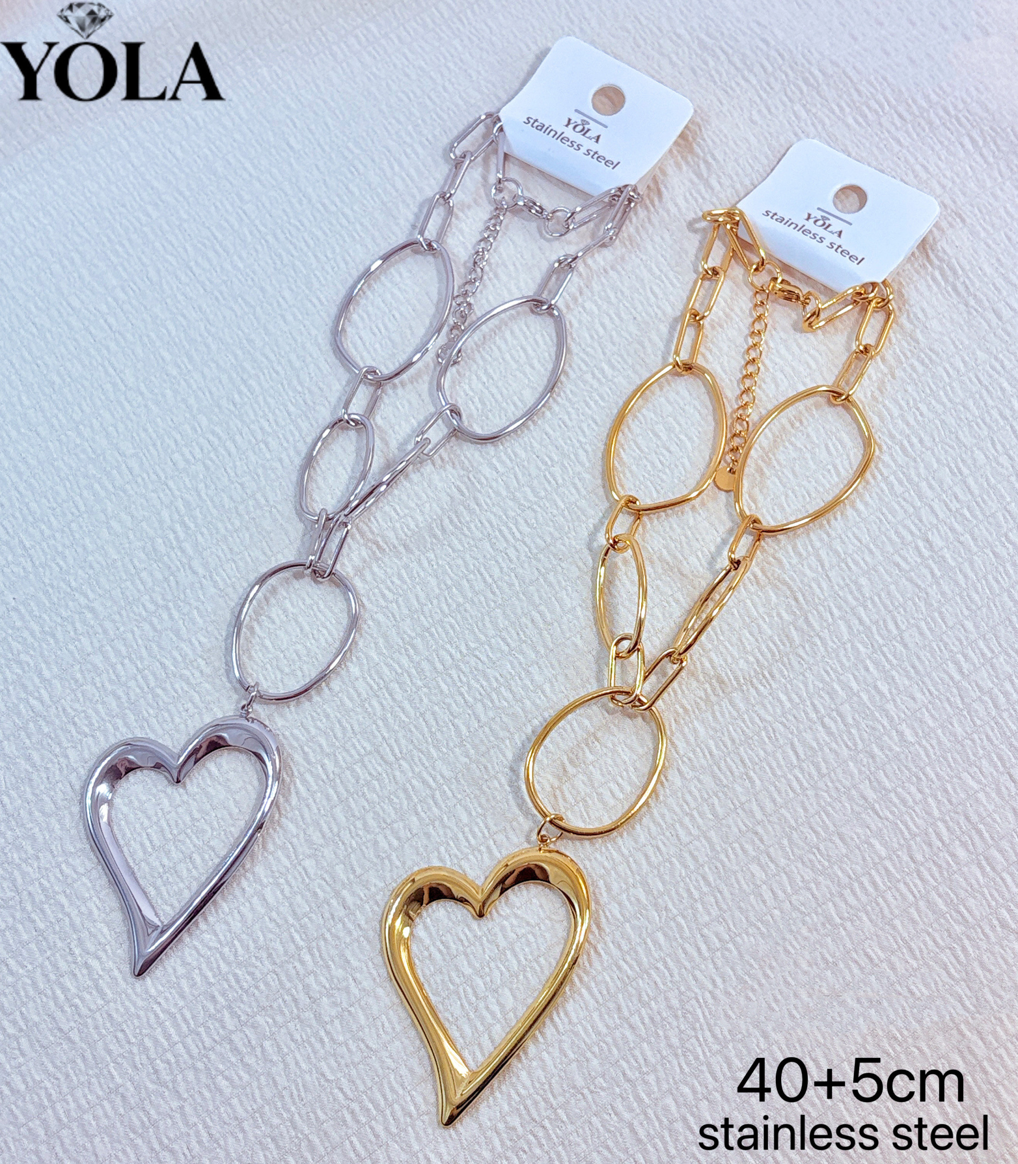 Grossista JESSICA - Questa è una collana con pendente a cuore con catena ovale spessa, realizzata in acciaio inossidabile, con una lunghezza della catena di 40 cm + 5 cm di catena di estensione. La collana presenta una struttura a catena ovale spessa, terminando con un grand