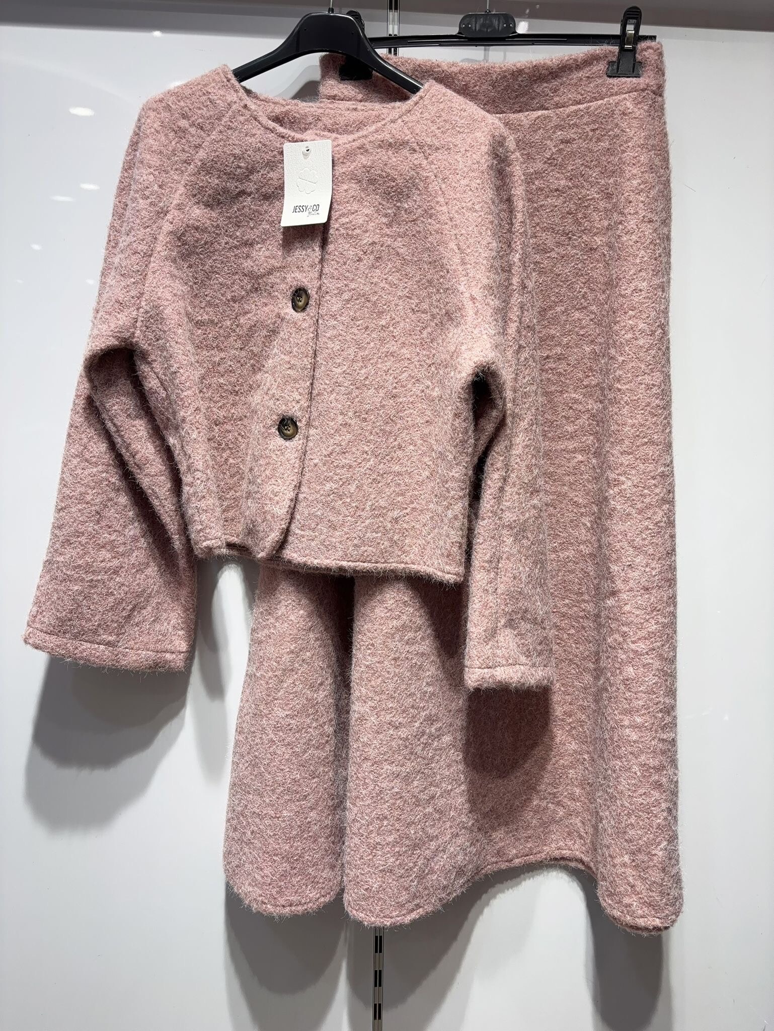 Ensemble femme automne/hiver, 100% polyester, chic et confortable, fabriqué en Italie pour élégance durable.