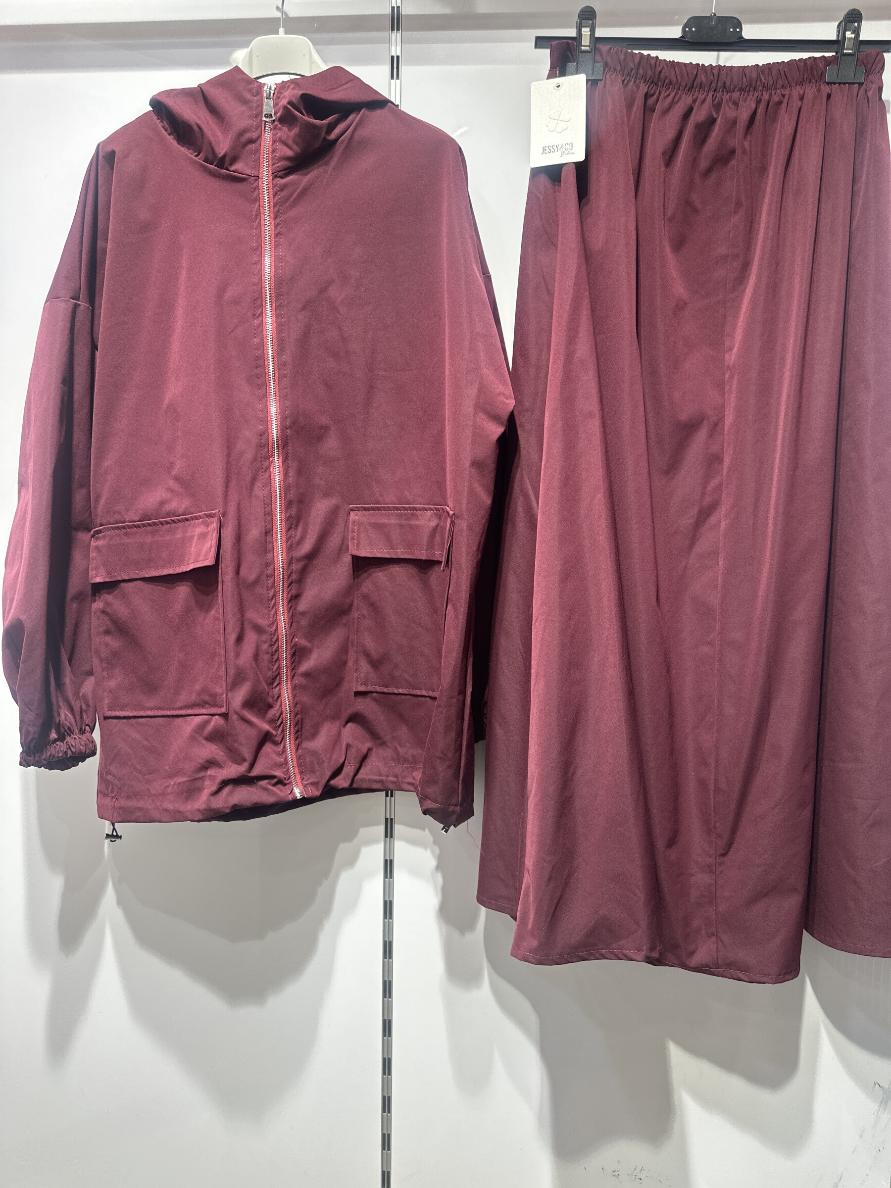 Ensemble élégant automne-hiver, polyester (95%) et fibre mixte (5%), conçu en Italie. Idéal pour affronter le froid avec style.