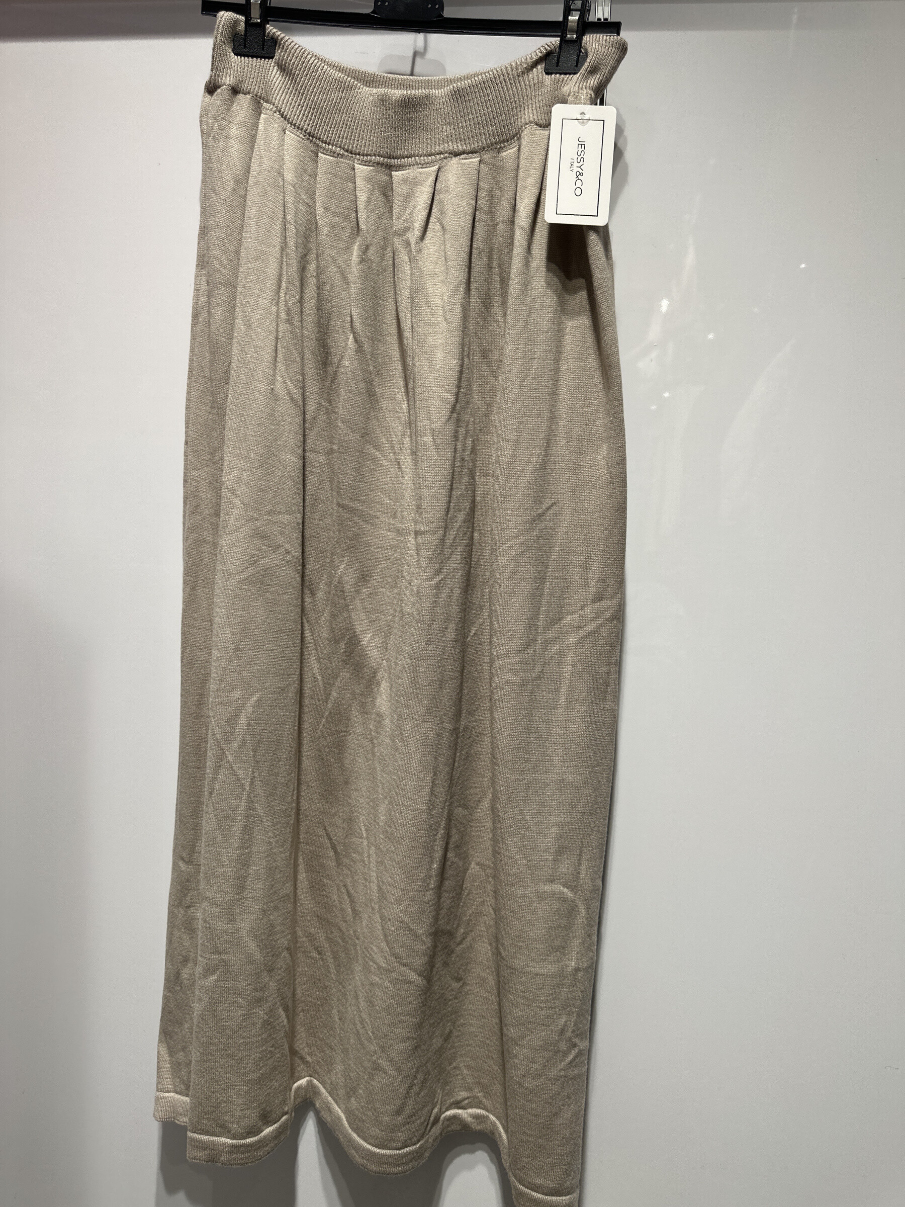 Jupe élégante automne-hiver, tissée en Italie avec viscose, polyester et polyamide, parfaite pour sublimer votre garde-robe saisonnière.