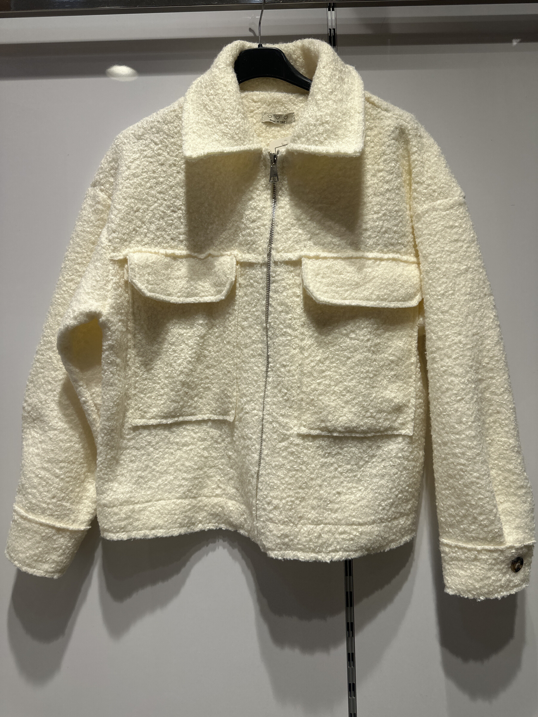 Veste élégante pour femme, 100% polyester, idéale pour l'automne/hiver. Confectionnée en Italie, elle allie confort et style.