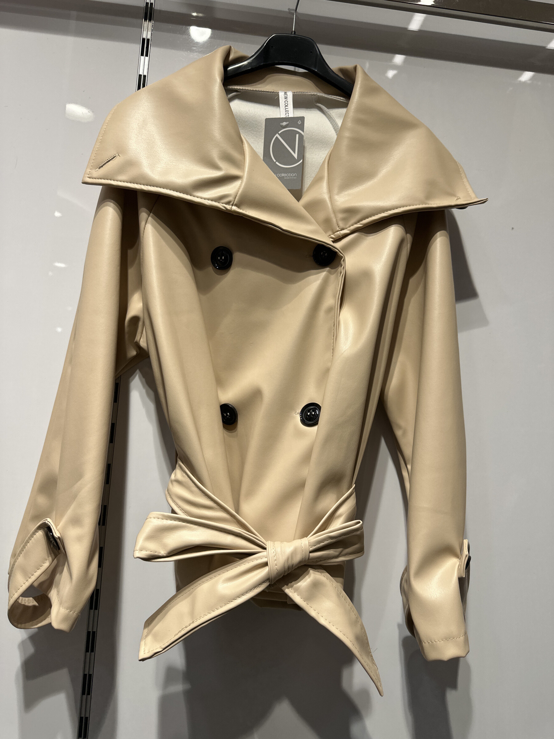 Veste élégante automne-hiver, 70% polyester, 30% P.U., confectionnée en Italie pour une touche chic et durable.