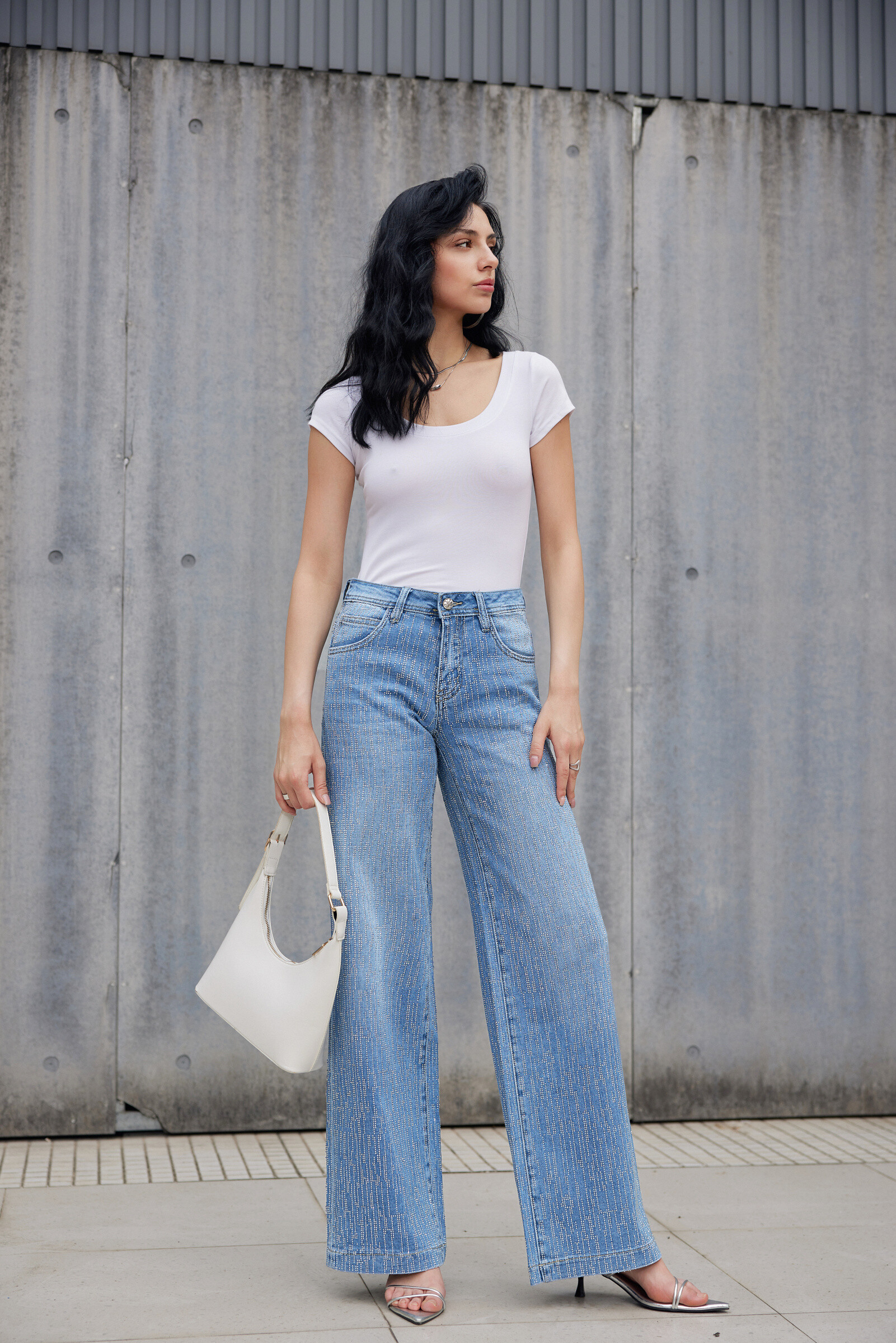 Jean évasé strassé, parfait pour l'été, 82% coton, 17% polyester, 1% élasthanne, idéal pour une allure chic. Fabriqué en Chine.
