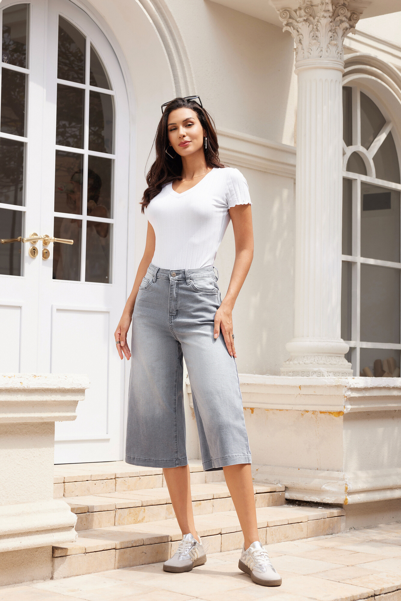 Denim Bermuda shorts adorned with rhinestones, 99% cotton, 1% elastane, perfect for summer 2025, exclusively for women. Made in China.