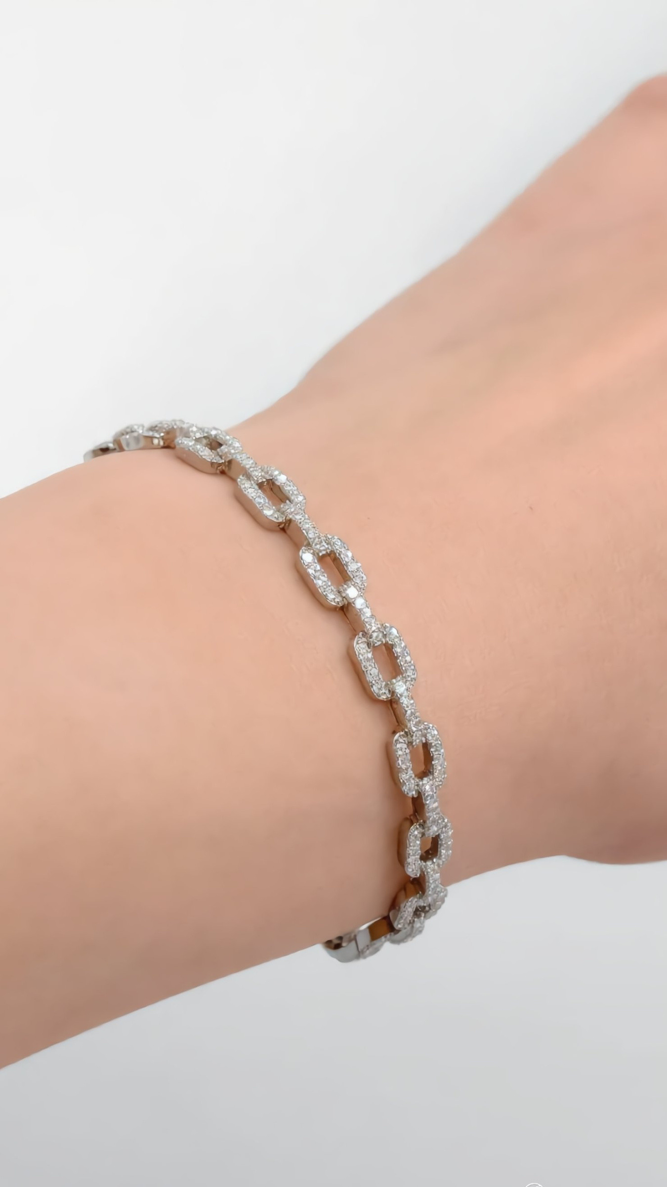 Grossista JINLONG BIJOUX - Bracciale fashion con zirconi e rodiato