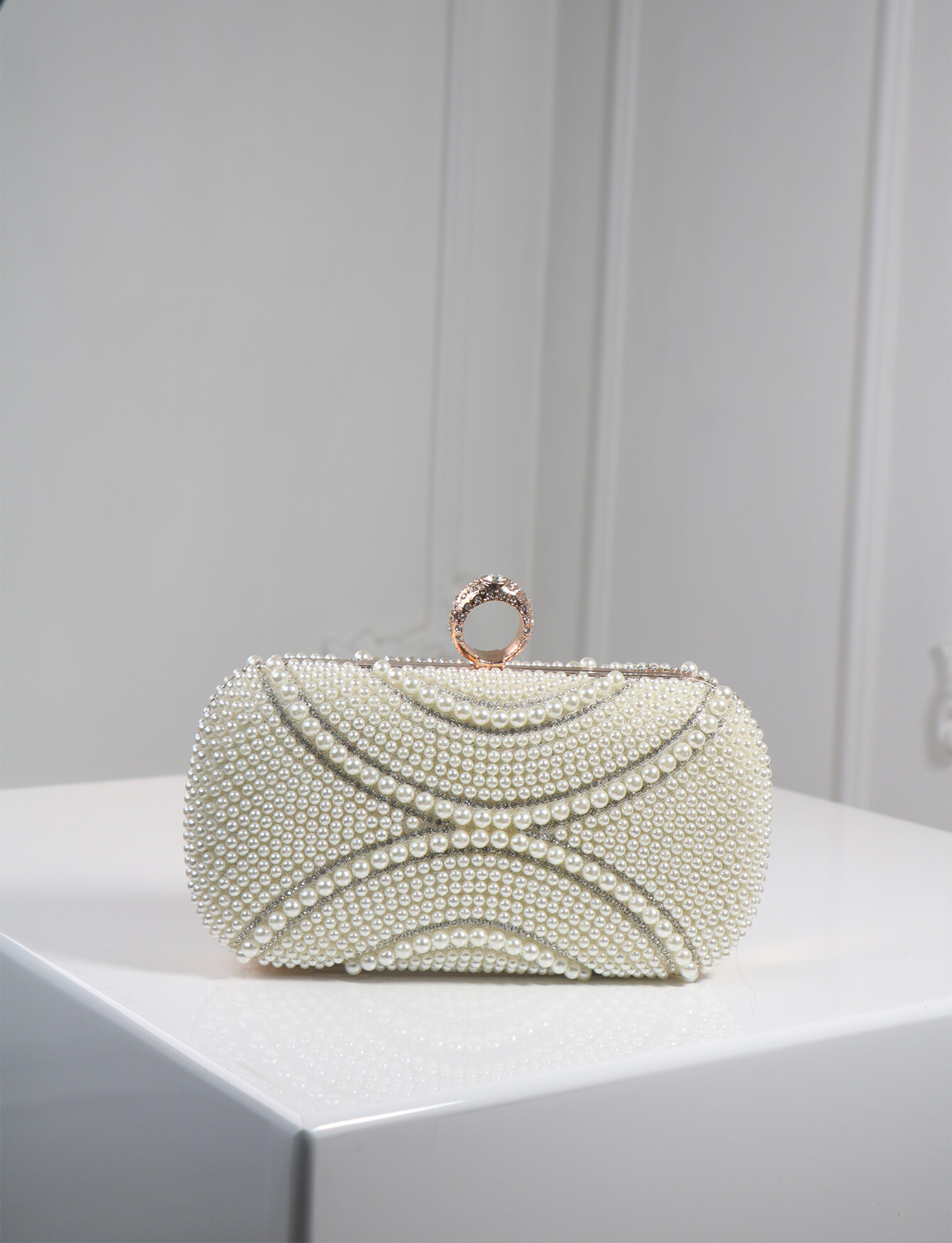 Grossiste JM.DIAMANT - Minaudière rigide fermoir anneau strassé