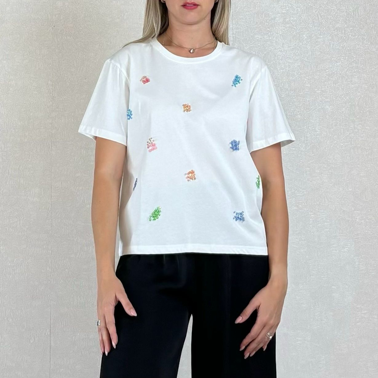 Wholesaler JNJ - T-shirt with sequin decorations
