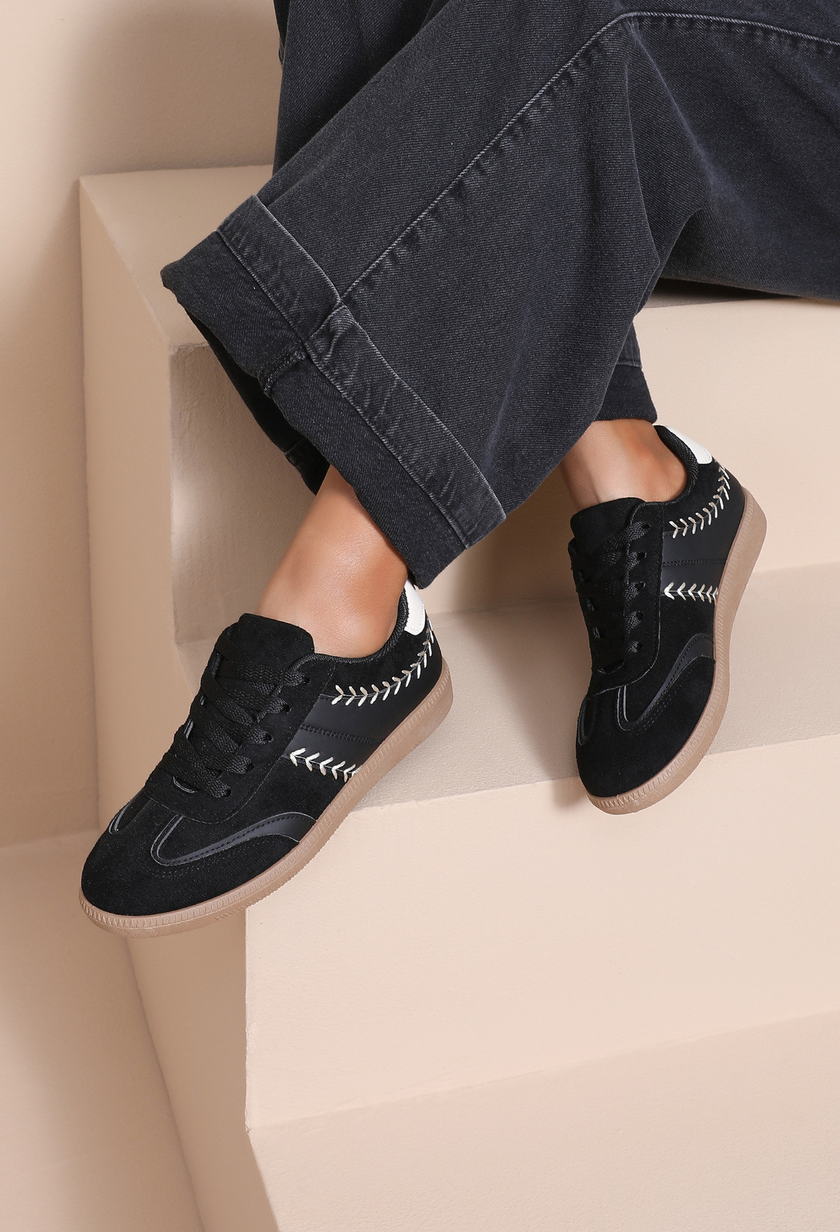 Wholesaler JOIA PARIS - Women's Vintage Sneakers with Contrasting Stitching