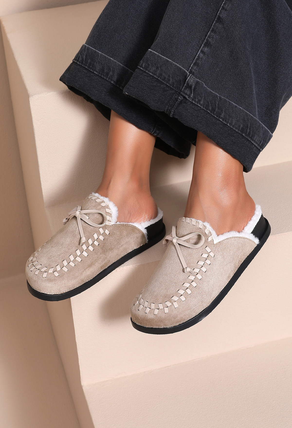 Grossiste JOIA PARIS - Chaussons Mules Fourrés en Suédine
