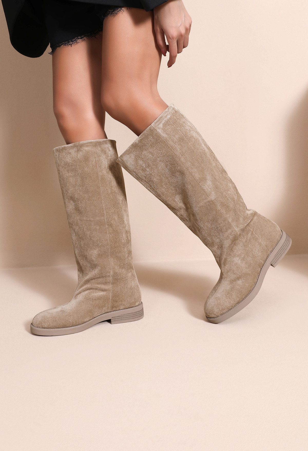Großhändler JOIA PARIS - Flache hohe Stiefel mit Wildleder-Effekt