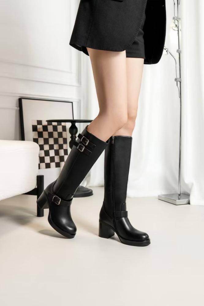 Grossiste JOIA PARIS - Bottes hautes avec talons épais et boucles décoratives.