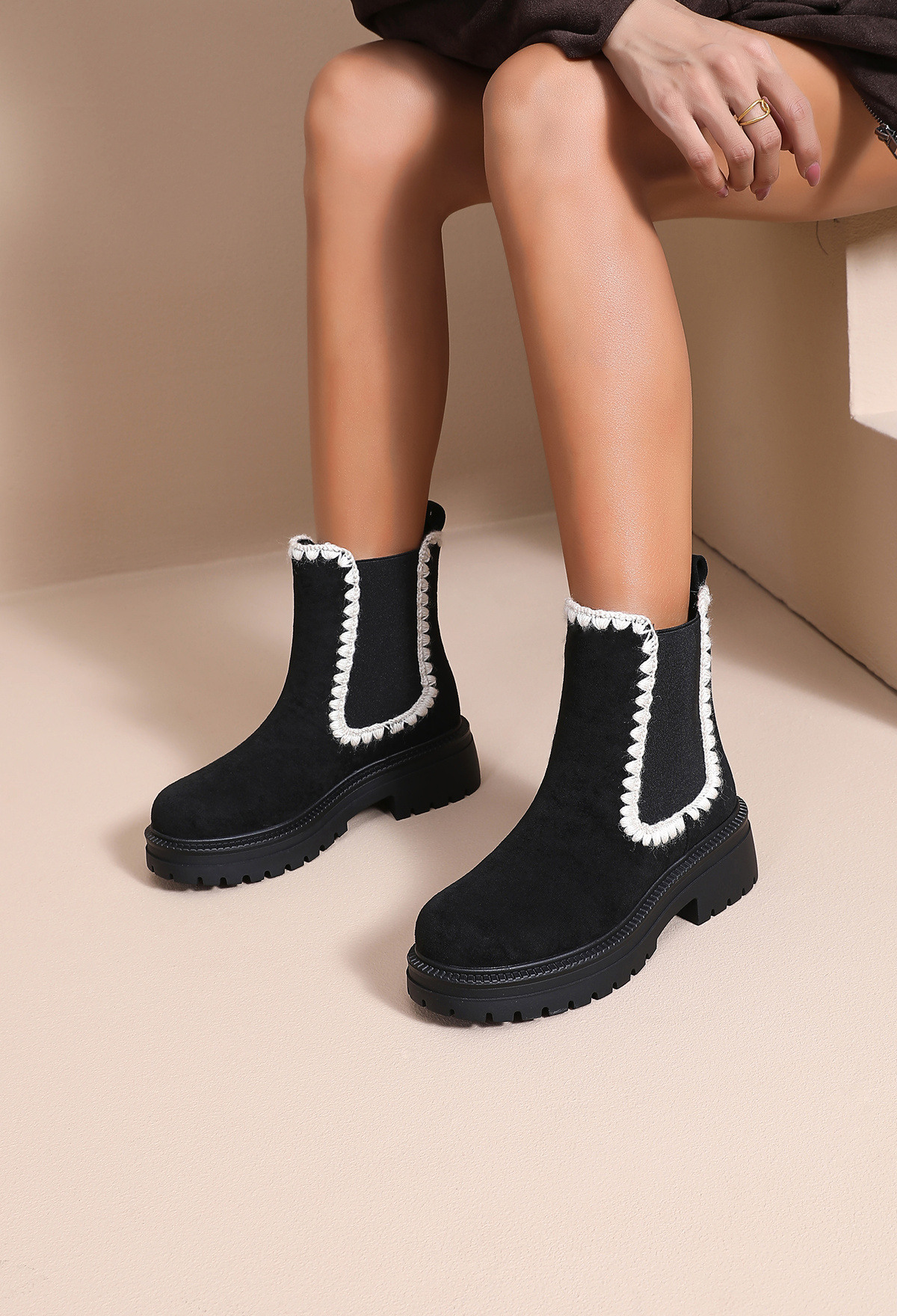 Großhändler JOIA PARIS - Damen Chelsea-Stiefel in Wildlederoptik mit Kontrastdetails