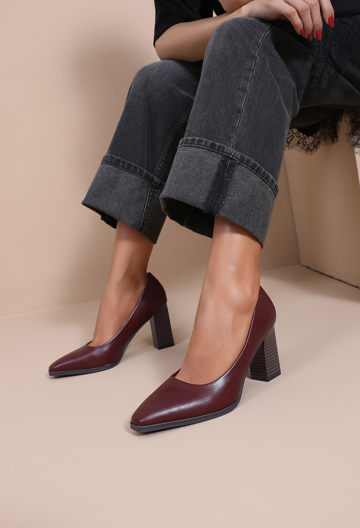 Großhändler JOIA PARIS - Damen Pumps mit Blockabsatz – Quadratische Spitze Zeitlose Eleganz