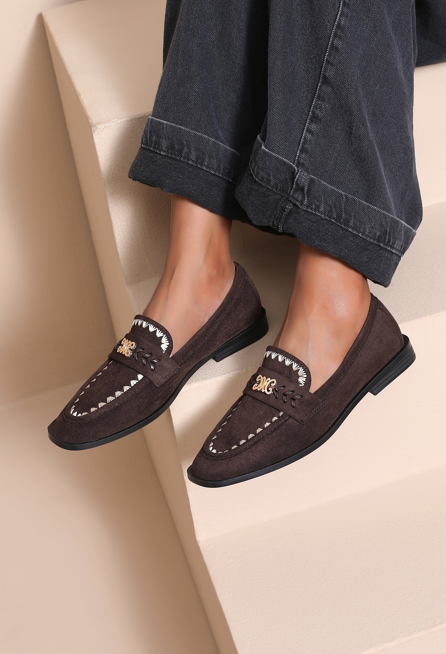 Grossiste JOIA PARIS - Mocassins Femme Effet Daim à Surpiqûres Contrastées et Détail Métallique