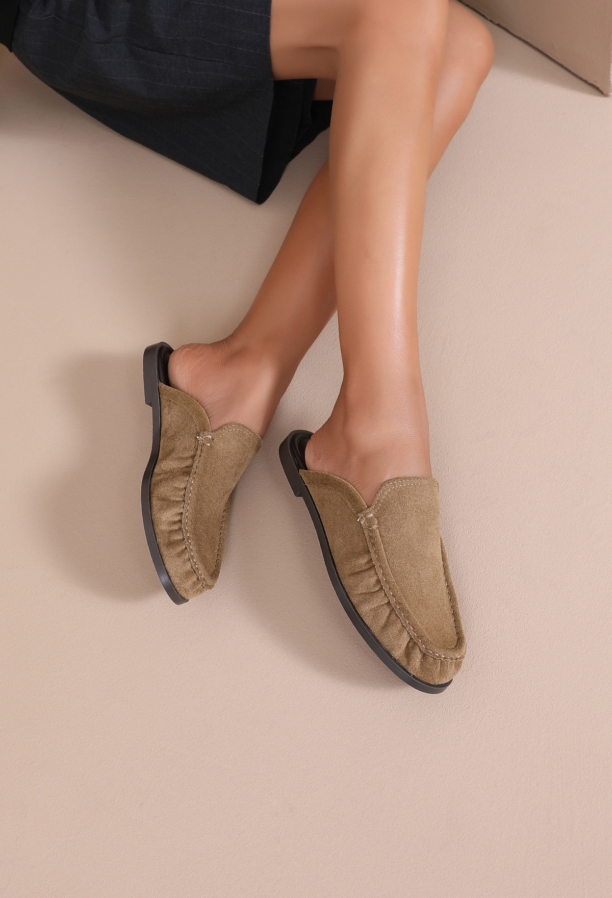 Großhändler JOIA PARIS - Damen-Mules im Mokassin-Stil mit Wildleder-Effekt