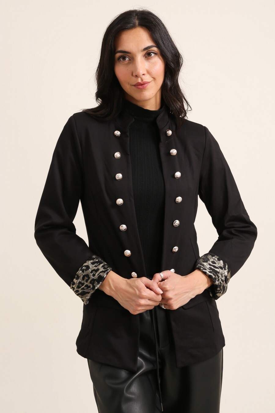 Mayorista JOLIFLY - Chaqueta de oficial negra con botones metálicos y solapas estampadas de leopardo - Elegancia estructurada y detalle audaz