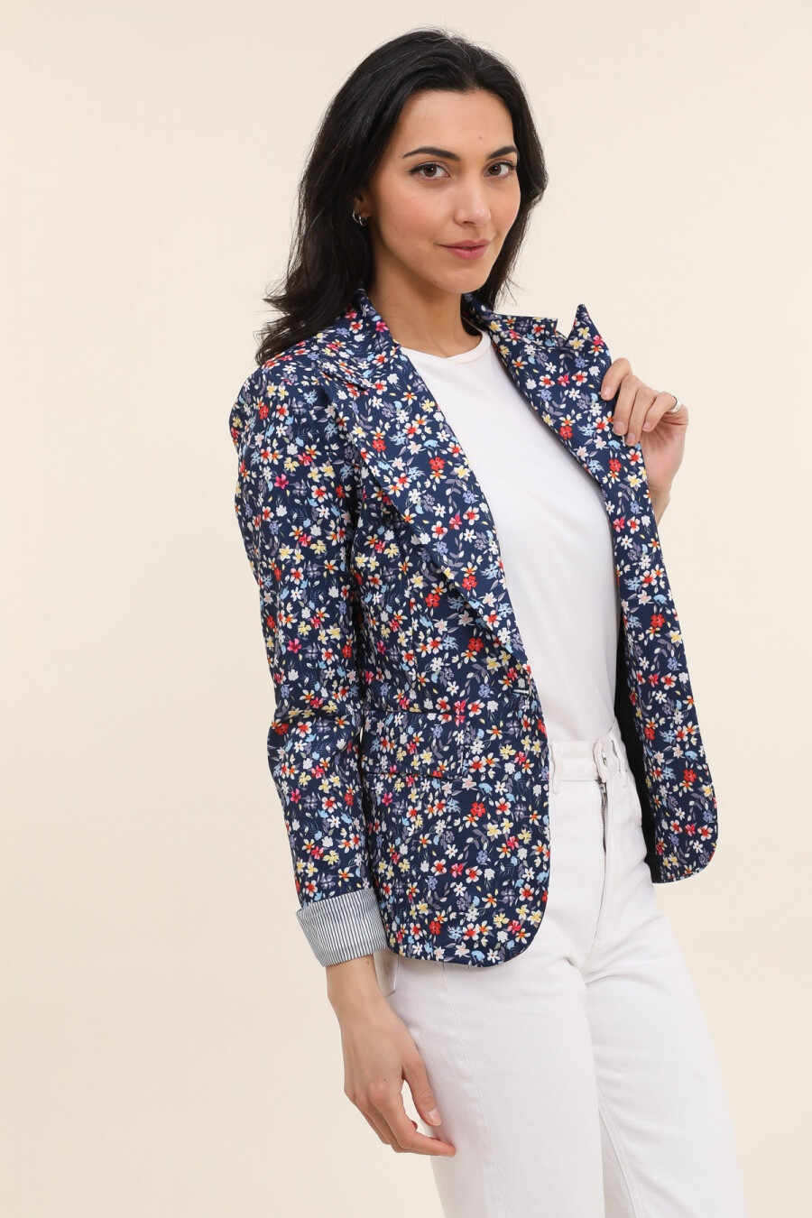Grossista JOLIFLY - Giacca blazer con stampa fiori e maniche con revers rigati, vere tasche