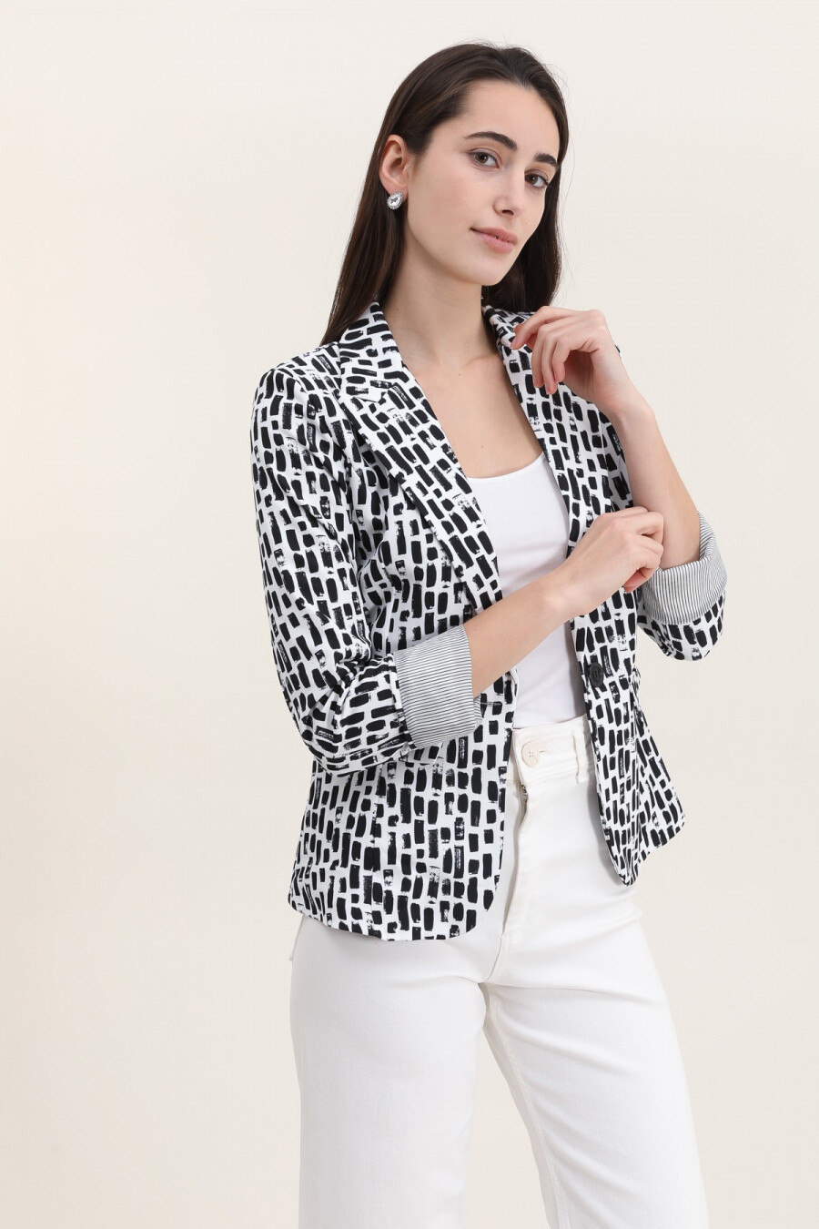 Apportez une touche d'élégance et d'originalité à votre garde-robe avec ce superbe blazer à imprimé . Son design audacieux mélange subtilement des nuances de noir sur un fond blanc profond, créant un effet visuel sophistiqué et tendance.

✨ Détails du produit :
✔ Coupe structurée pour une silhouette élégante
✔ Tissu fluide et confortable
✔ Fermeture par bouton sur le devant
✔ Motif noir sur fond blanc , idéal pour une tenue chic et moderne
✔ Manches longues et col à revers

? Idées de looks : Associez-le avec un caraco en dentelle et un pantalon taille haute pour un look raffiné, ou portez-le avec un jean et des baskets pour une allure décontractée et stylée. 


taille de s a xxl ,disponible en plus couleurs et imprimes (recherche ref: 3387) .photo porter est une taille S . PHOTO CONFORME A LA REALITE.