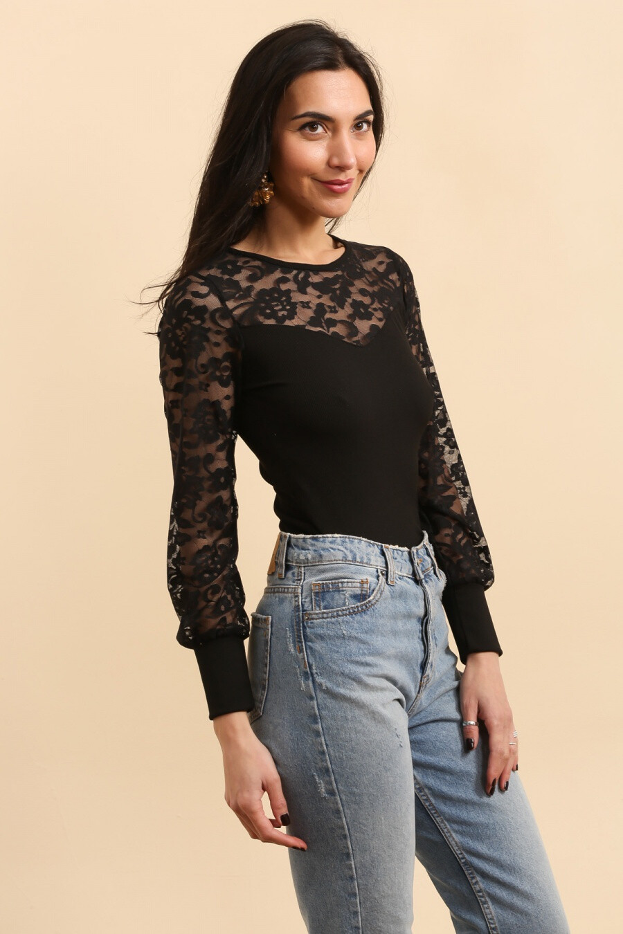 Grossista JOLIFLY - Maglietta nera con maniche lunghe con pizzo