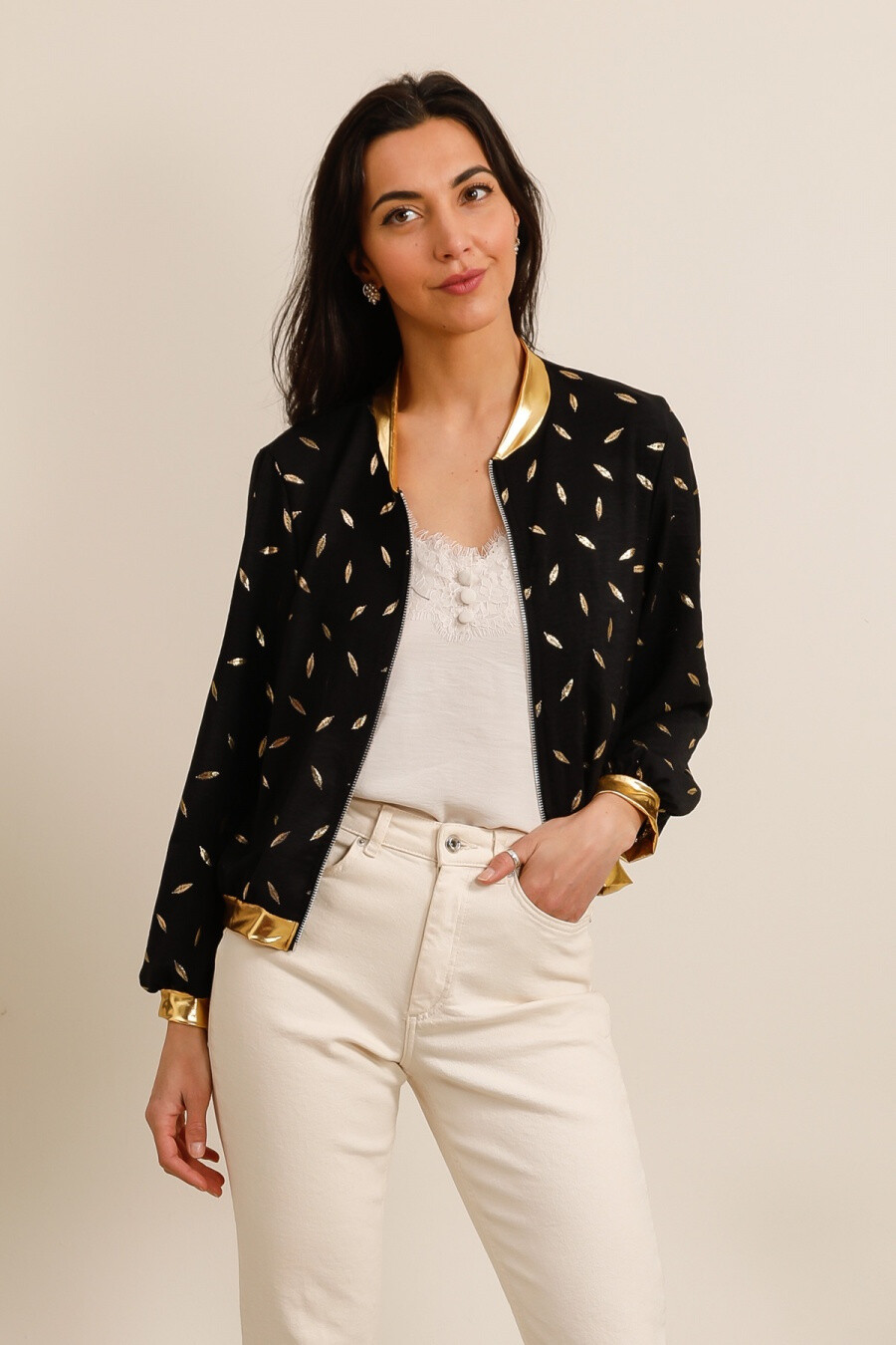 Grossiste JOLIFLY - Veste bomber Blouson Femme  Imprimé Feuilles Dorées – Détails Finitions Dorées