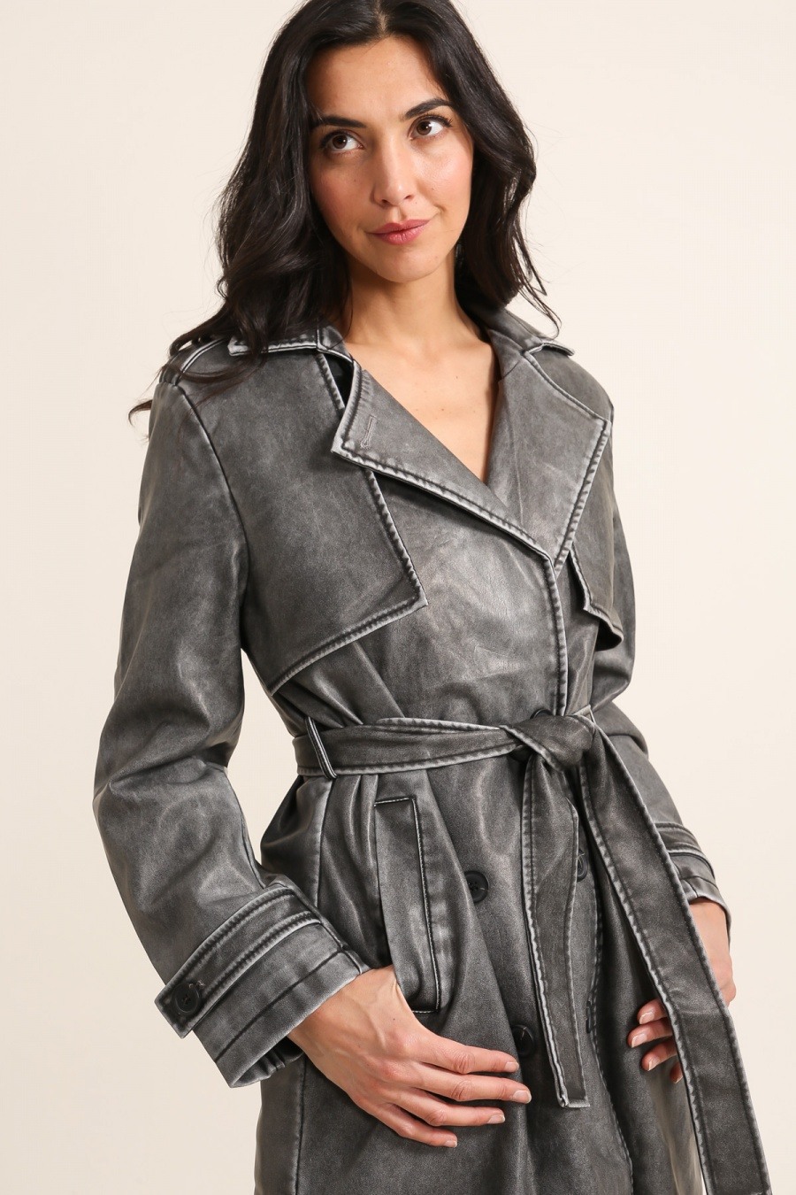Grossiste JOLIFLY - Manteau long style trench en simili cuir effet vieilli
