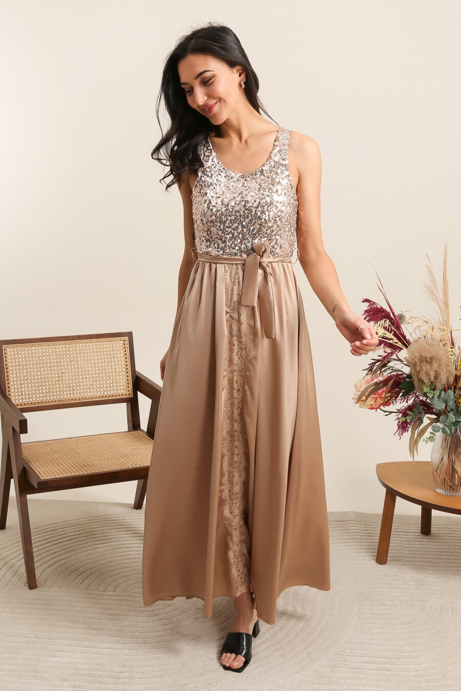 Grossiste JOLIFLY - ROBE paillettes soiree.avec une bande dentelle sur jupe