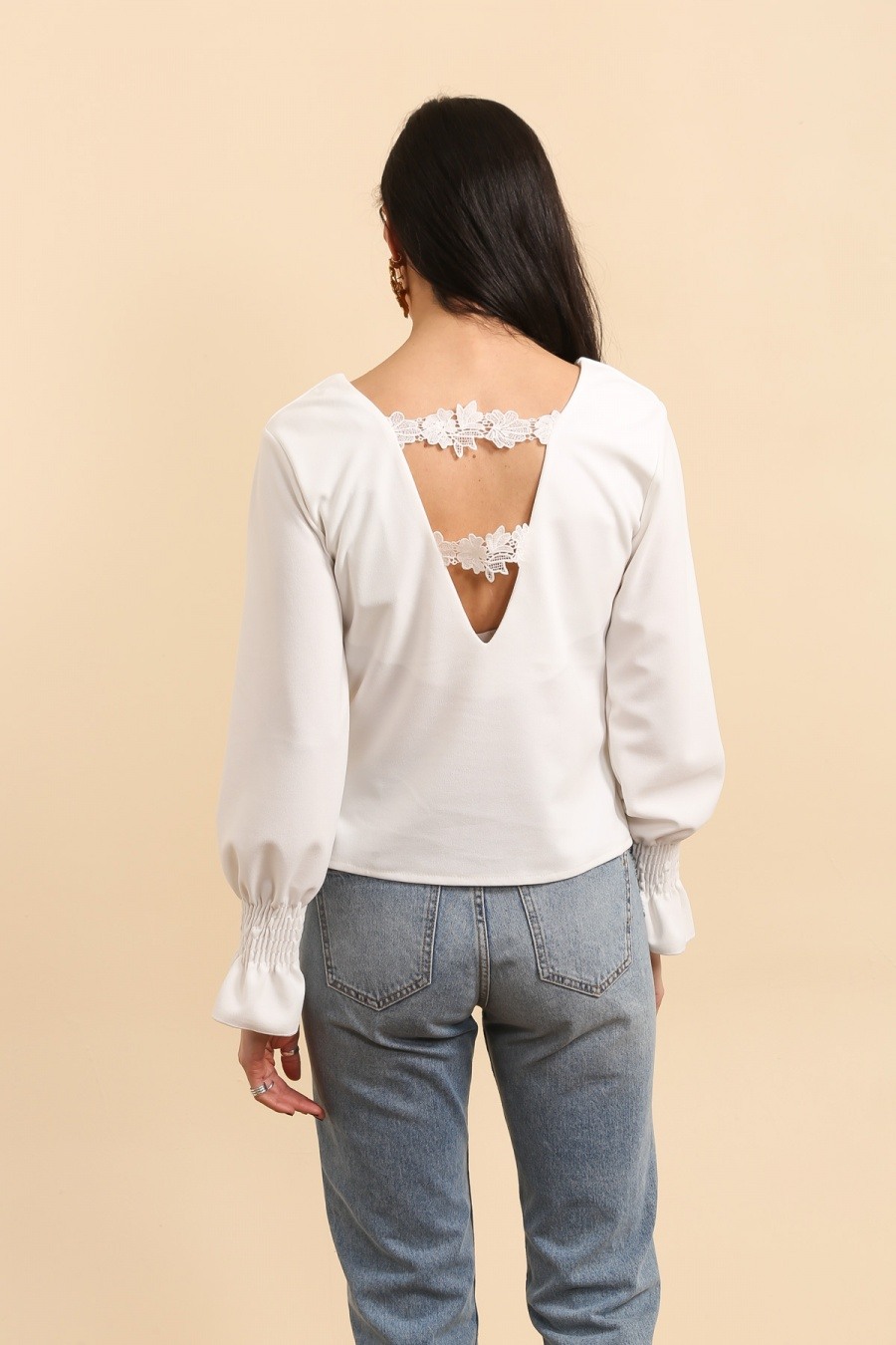 Grossista JOLIFLY - Blusa fluida con schiena in pizzo – Eleganza e femminilità