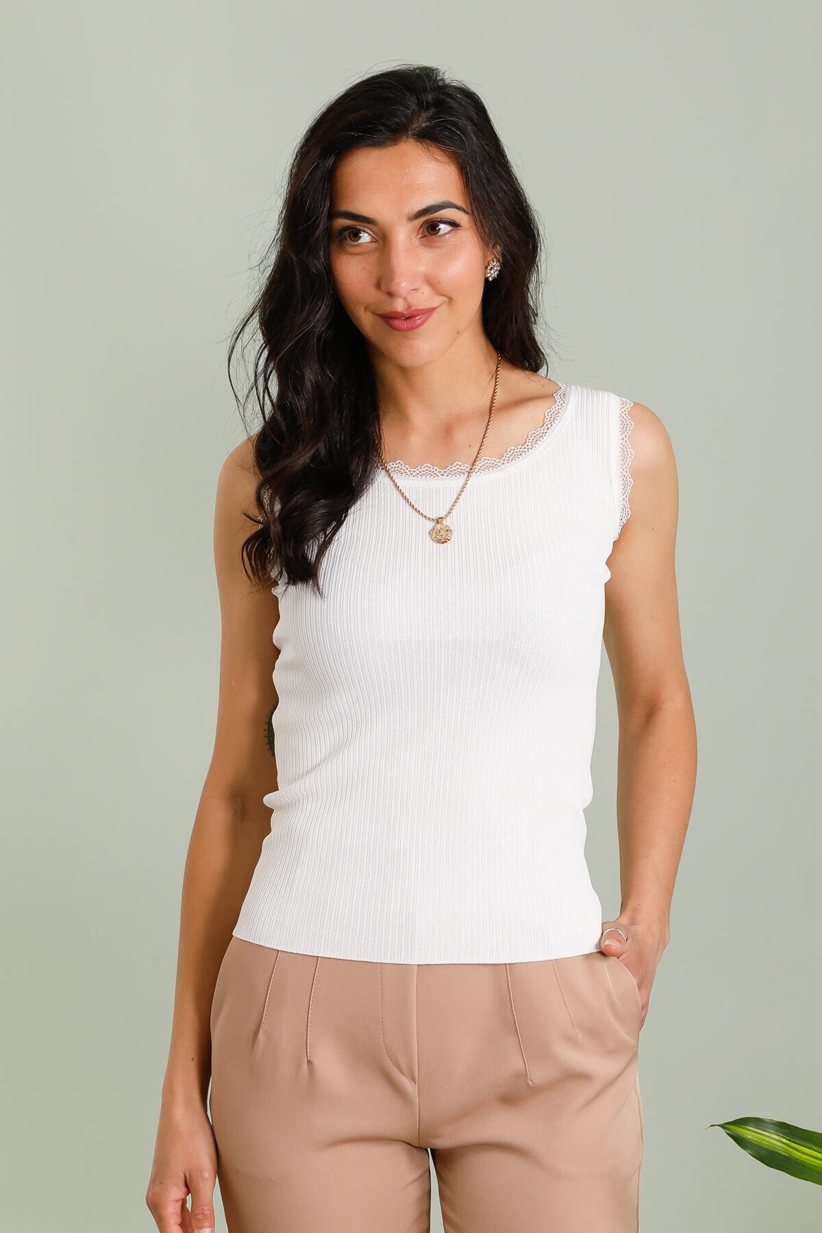 Top Débardeur Côtelé avec Finitions Dentelle –

Ajoutez une touche de douceur à votre garde-robe avec ce top débardeur en maille côtelée. Confectionné dans une matière douce et extensible, il épouse les formes tout en offrant un confort optimal au quotidien.

Détails du produit :

Col : Rond, délicatement souligné par une fine dentelle ton sur ton

Manches : Sans manches, avec bordures festonnées en dentelle pour une finition féminine

Matière : Maille côtelée stretch qui s’adapte à toutes les morphologies

Coupe : Ajustée sans être moulante, idéale portée seule ou sous une veste

Longueur : Standard, tombant au niveau des hanches

Composition : 95% coton, 5% élasthanne (à adapter selon la matière réelle)

Style & associations :
Ce top s'accorde parfaitement avec un pantalon taille haute, une jupe fluide ou un short pour une allure à la fois décontractée et raffinée. Il peut également se porter en superposition sous une chemise ou une veste pour les soirées plus fraîches.