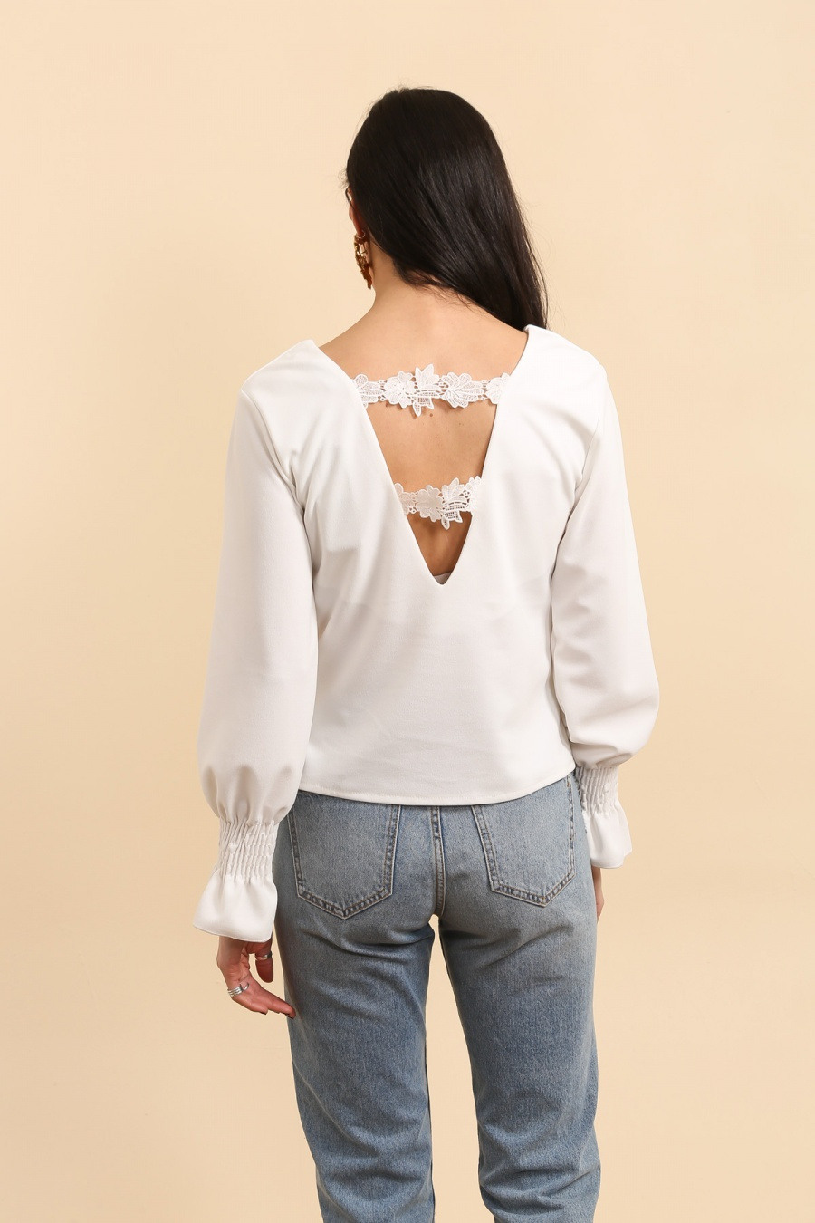 Grossiste JOLIFLY - Blouse Noire Élégante avec Dos en Dentelle – Chic et Raffinée