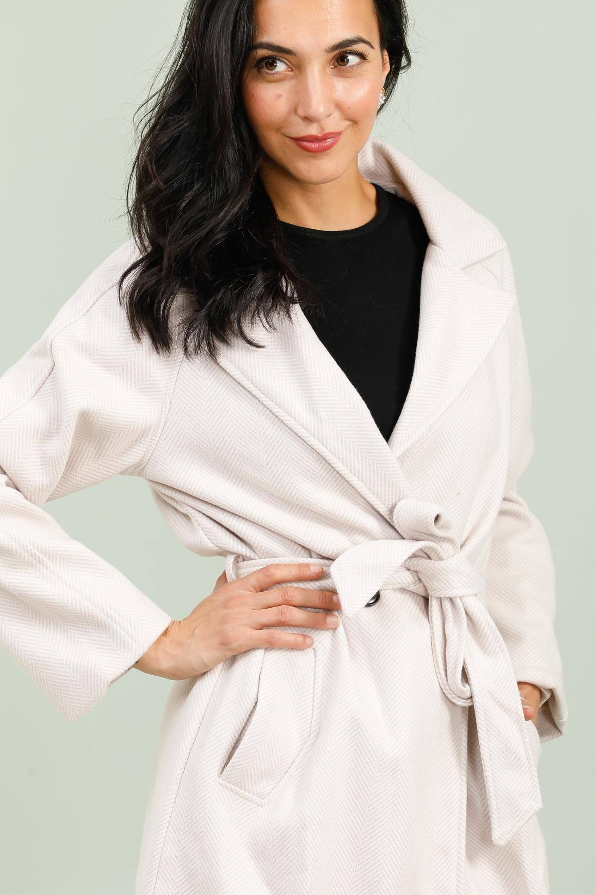 Grossiste JOLIFLY - Manteau à Chevrons avec Ceinture – Élégance Classique & Intemporelle