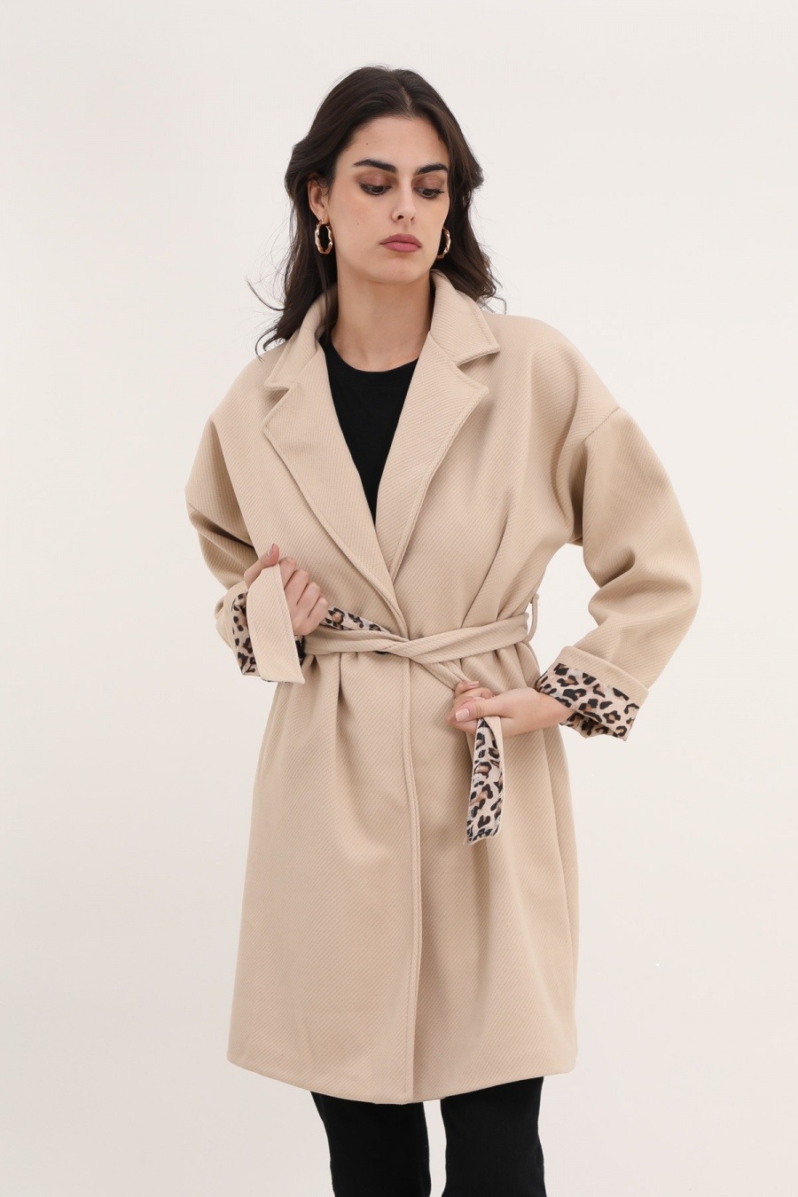 Grossiste JOLIFLY - Manteau Court à Doublure Léopard – Style Urbain & Détail Sauvage