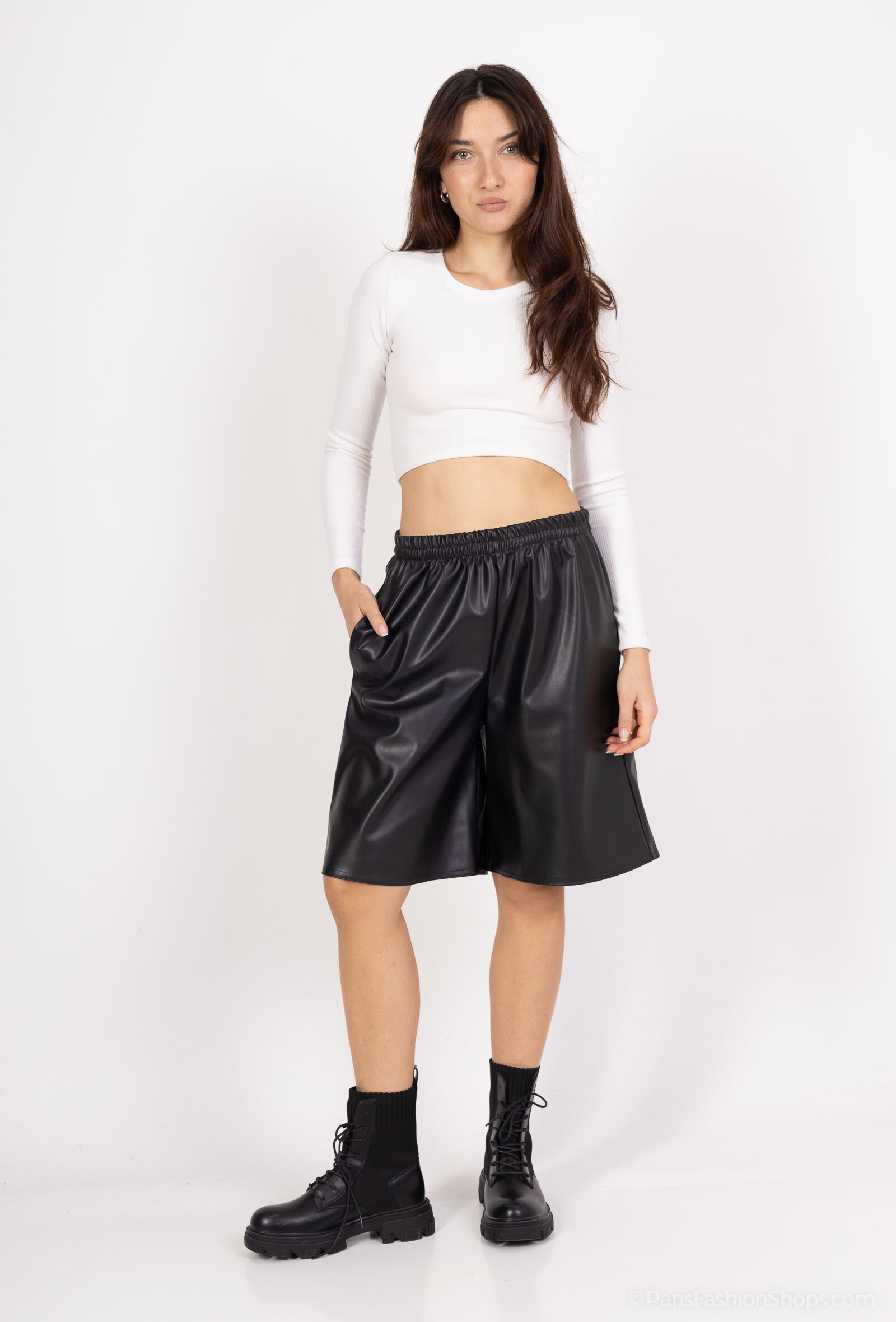 Wholesaler Jöwell - Mid-length faux leather shorts