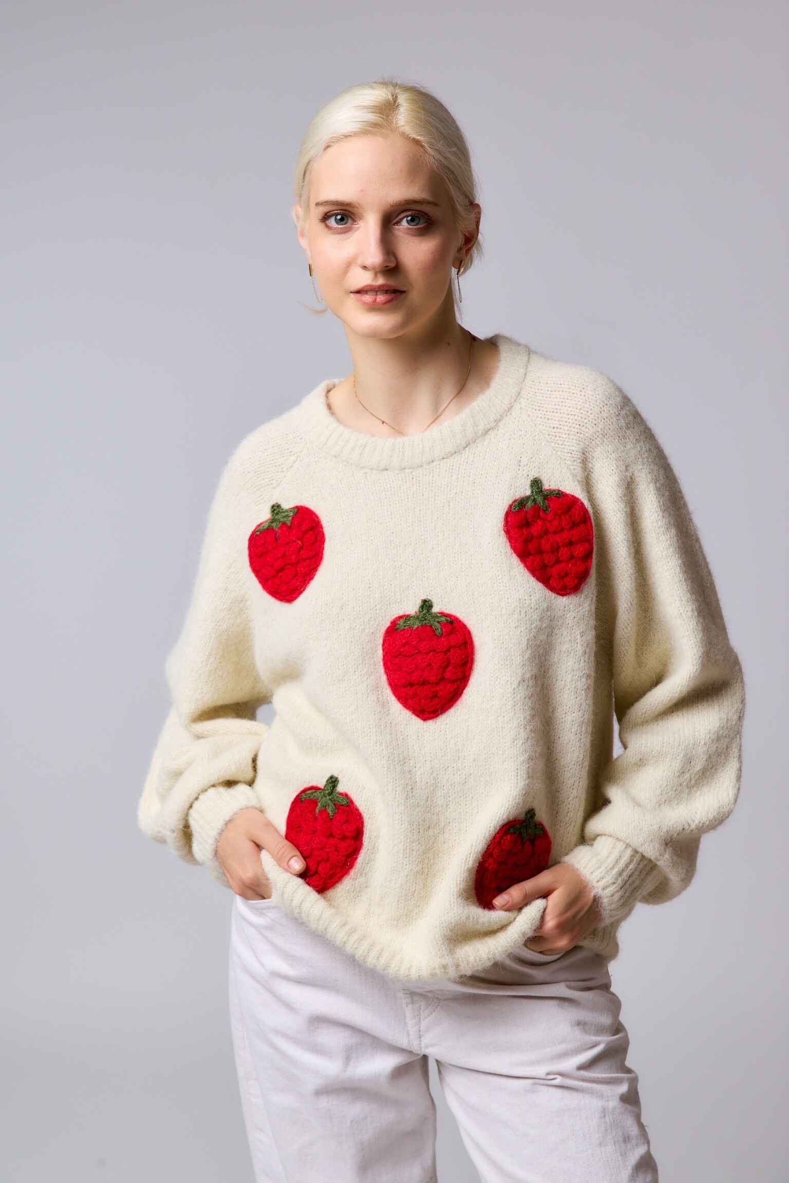 Grossiste JS Millenium - Pull avec grosses fraises brodées