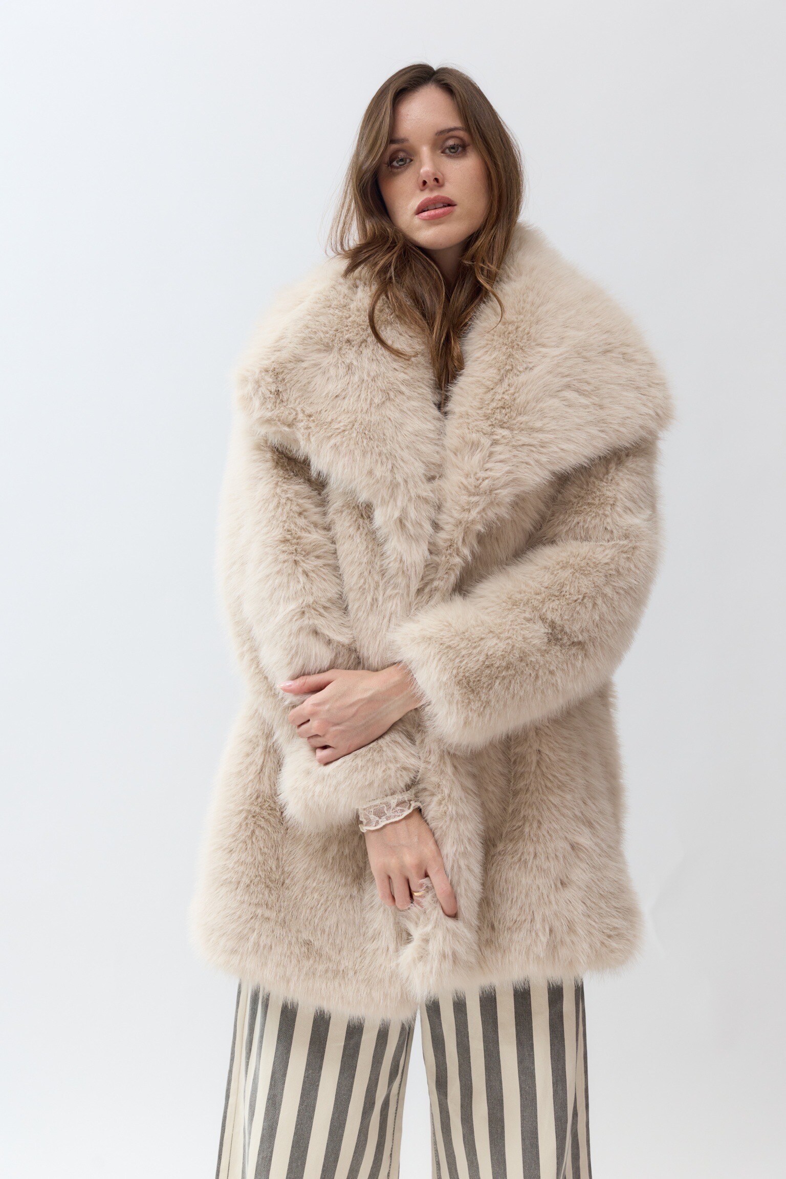 Grossiste JS Millenium - Veste à fausse fourrure tendance Uni long
