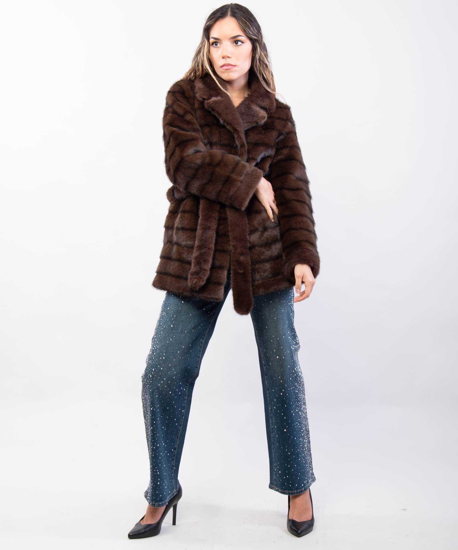 Grossiste JULIA - Veste en fausse fourrure à bandes avec col à revers