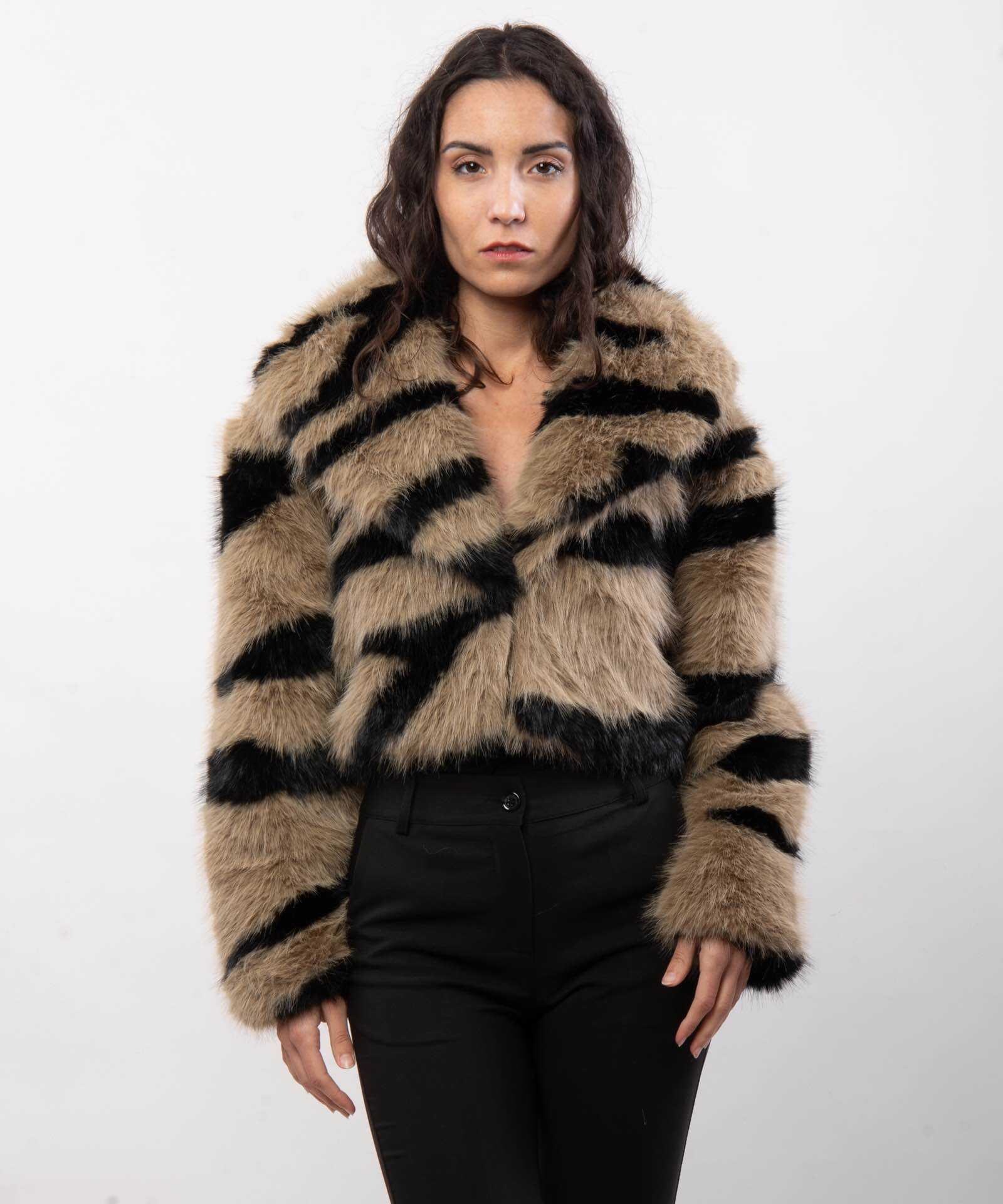 Wholesaler JULIA - Roxy Tiger-Stripe Faux Fur Cropped Jacket