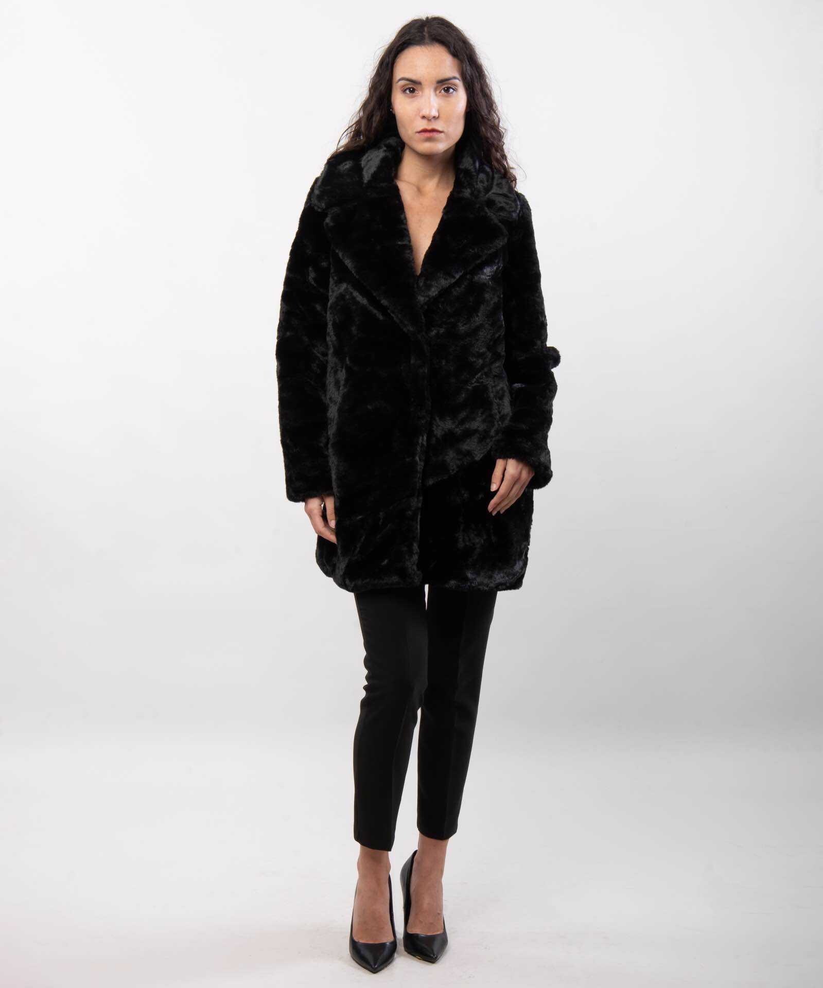 Grossiste JULIA - Manteau en fausse fourrure peluche Aurora à col cranté